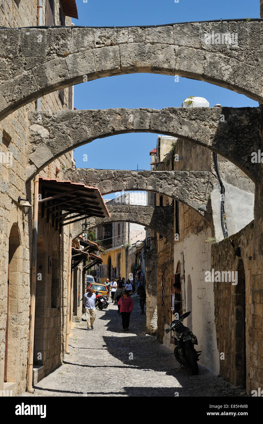 Gasse mit mittelalterlichen Bögen Altstadt Rhodos Griechenland Stockfoto