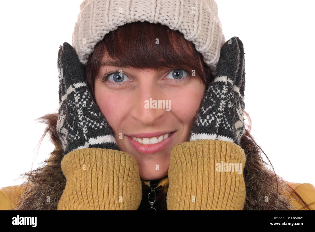 Porträt einer jungen Frau frieren in der Kälte im Winter mit Handschuhen und Mütze Stockfoto