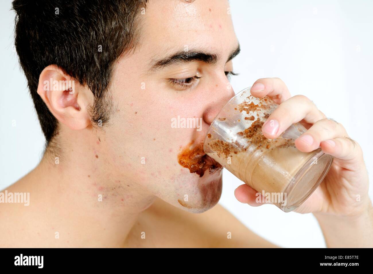 Ein Mann trinken Schokoladen Milchshake Stockfoto