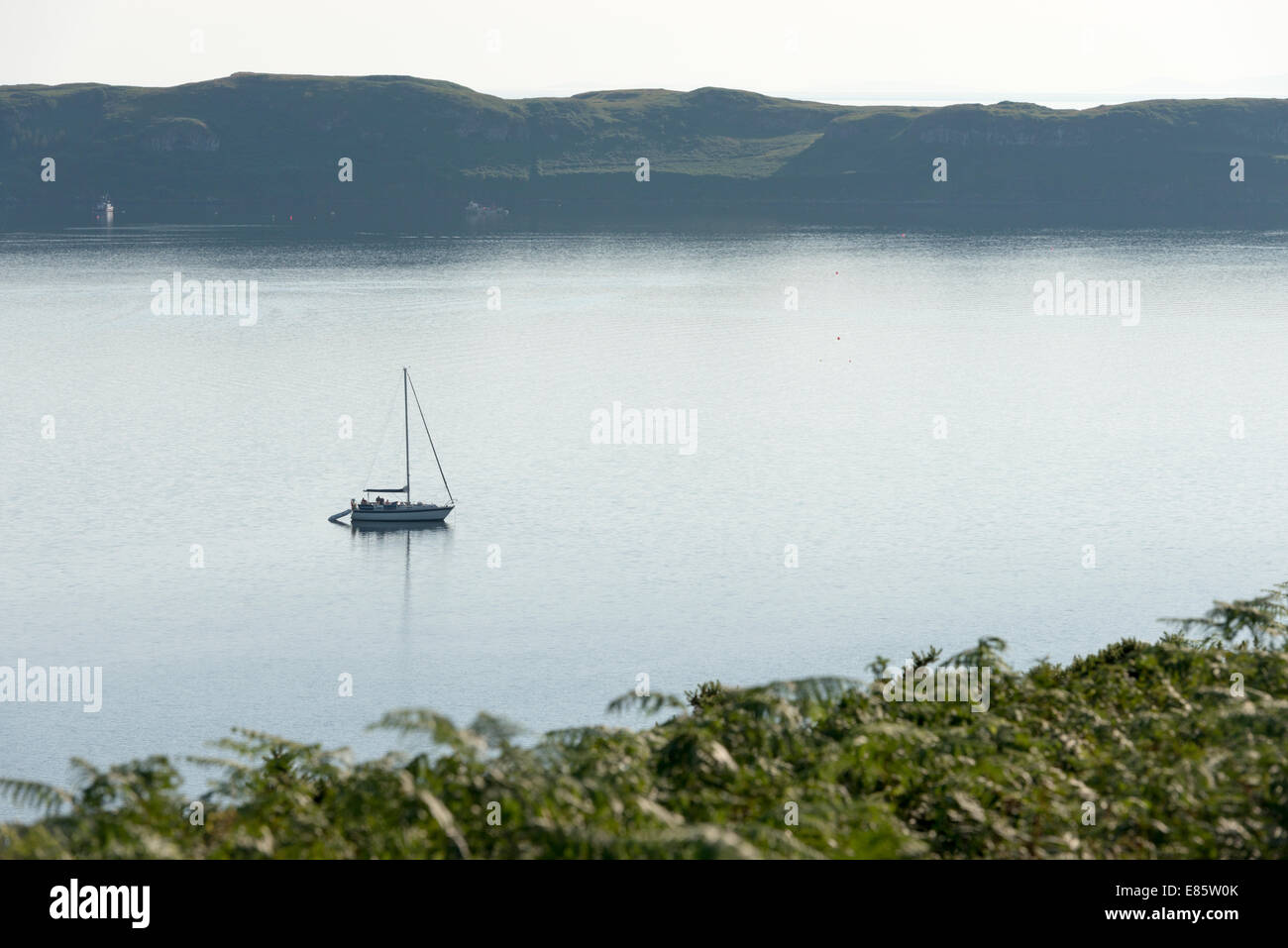 Eine Yacht oder ein Segelboot auf ein Loch auf der Isle Of Skye Scotland UK im Sommer an einem ruhigen Nachmittag Stockfoto