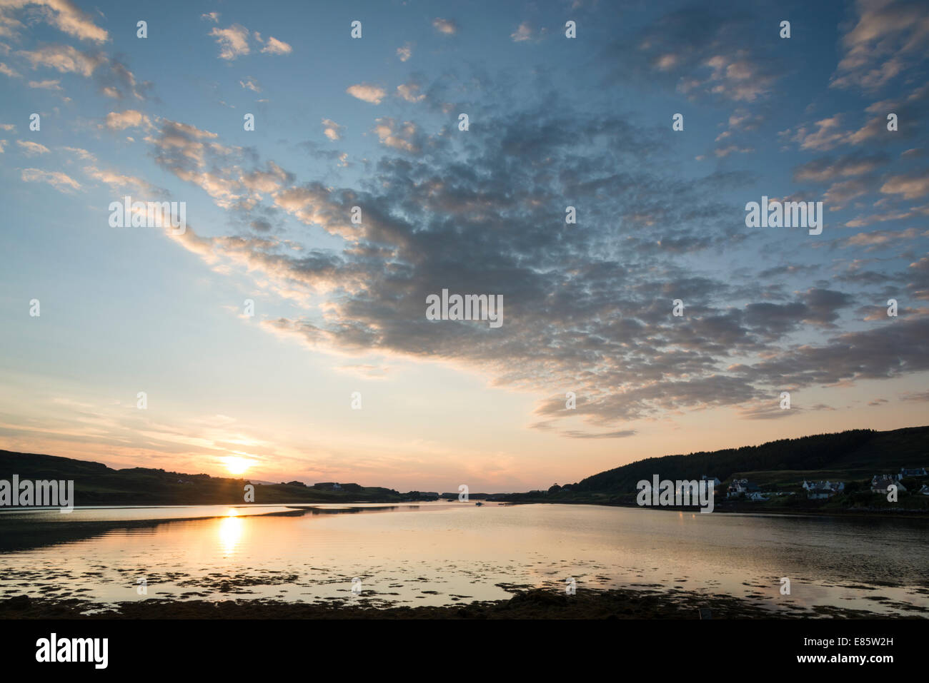 Sonnenuntergang über Loch Dunvegan Isle of Skye Scotland UK im Sommer Stockfoto