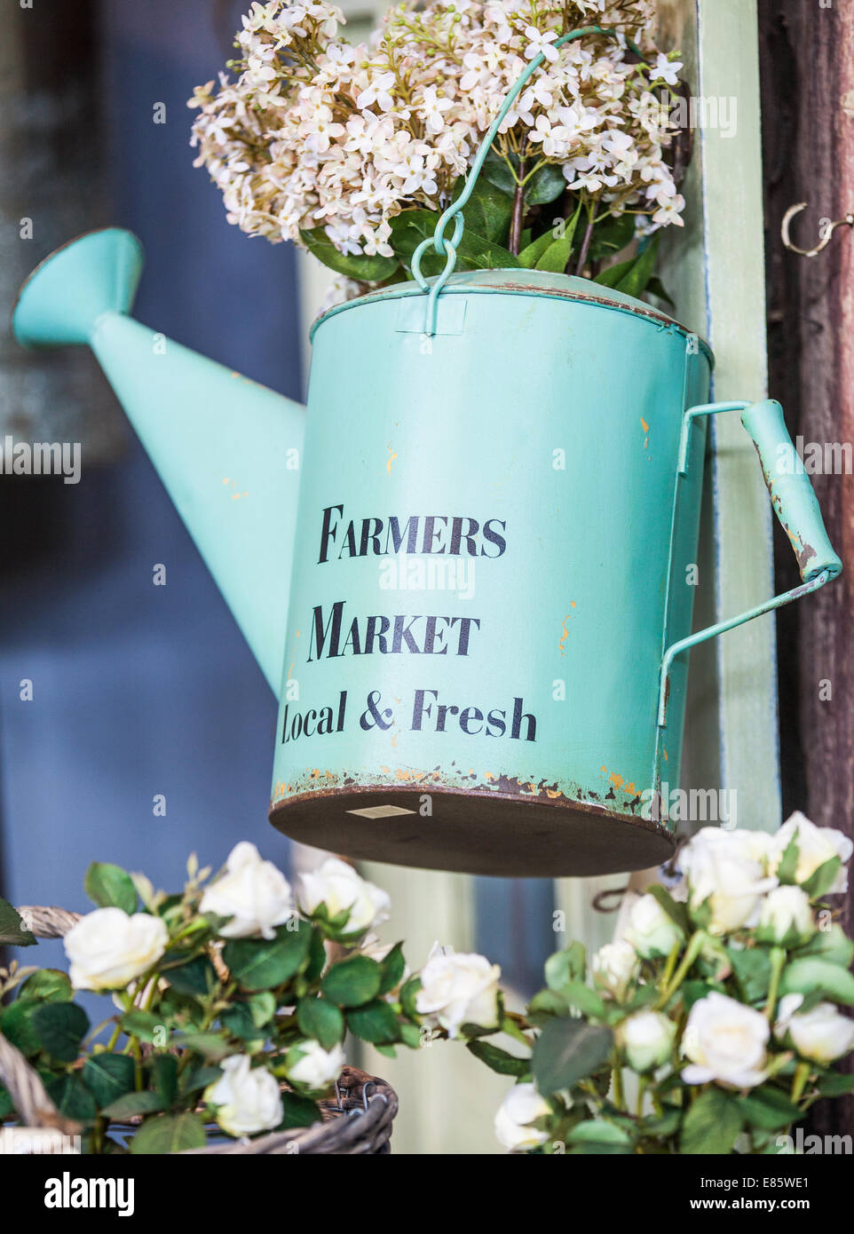 Eine dekorative Gießkanne mit "Bauernmarkt" gemalt auf der Seite Stockfoto