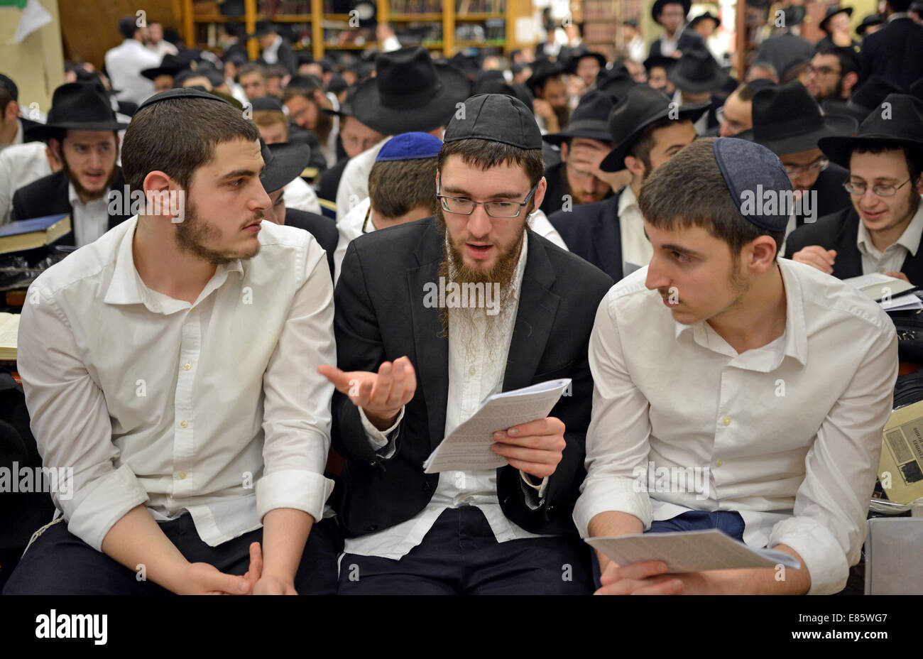 Eine Gruppe von religiösen jüdischen Jungen studieren zusammen auf eine Synagoge in Crown Heights, Brooklyn, New York Stockfoto