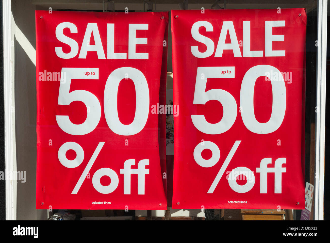 Verkauf Zeichen in einem Schaufenster mit 50 Prozent Rabatt Stockfoto