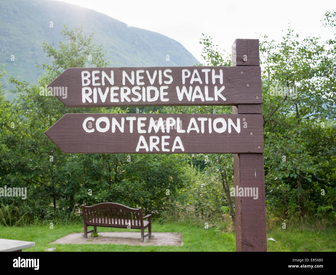 Ein Wegweiser in Glen Nevis, Ben Nevis Pfad und eine Betrachtung Bereich Scotland UK Stockfoto