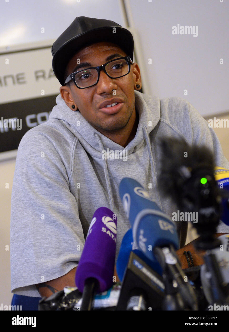 Deutsche Nationalmannschaft Fußball-Spieler Jerome Boateng FC Bayern Muenchen spricht auf einer Pressekonferenz während seines Besuchs in der Ferdinand-von-Miller-Realschule in Fürstenfeldbruck (Bayern), Deutschland, 1. Oktober 2014. Die Schule von ca. 1.150 Studierende haben sich der Initiative "Schule gegen Rassismus - Schule mit Mut" heute. Der Besuch, bei dem Boateng die Schule Engagement würdigte, gehörte das Themenjahr "Gleiche Chancen. Immer. " (Gleiche Chancen. Immer.) des Amtes "Antidiskriminierung" der Bundesregierung. Foto: ANDREAS GEBERT/dpa Stockfoto