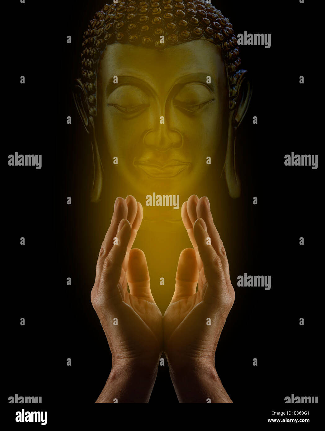 Männliche Heiler Hände nach oben mit goldenen Licht steigt und eine Buddha-Statue Gesicht hinter auf schwarzem Hintergrund Stockfoto