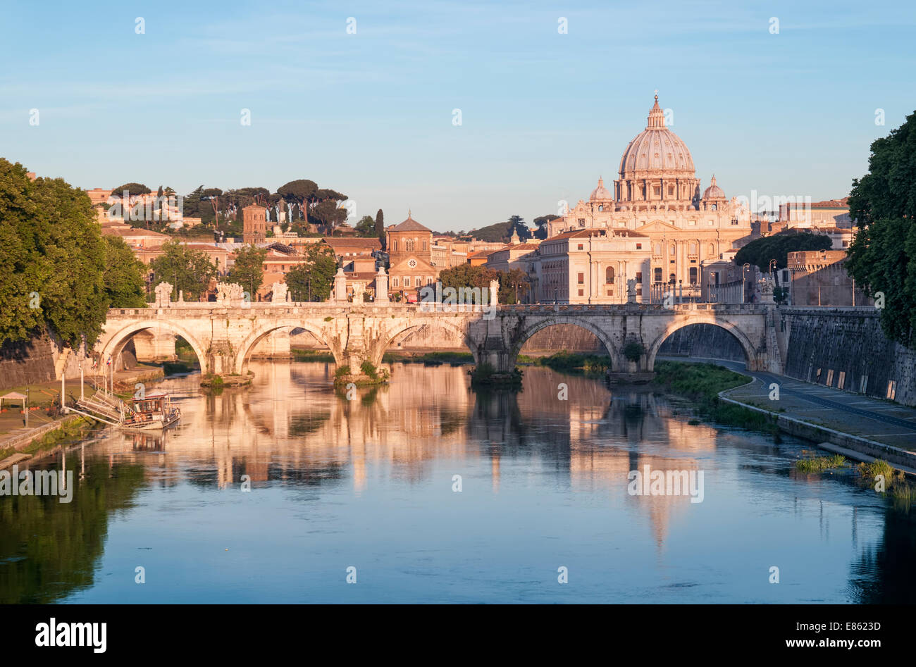 Flusses Tiber, Ponte Sant Angelo und St. Peter Basilika im Hintergrund. Stockfoto