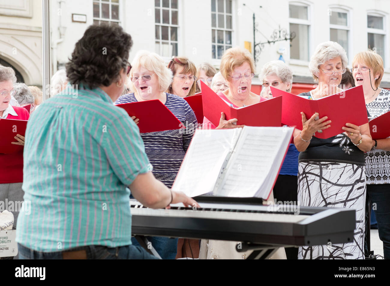 Alte Frauen singen in einem Laienchor, Hereford, Großbritannien. Stockfoto