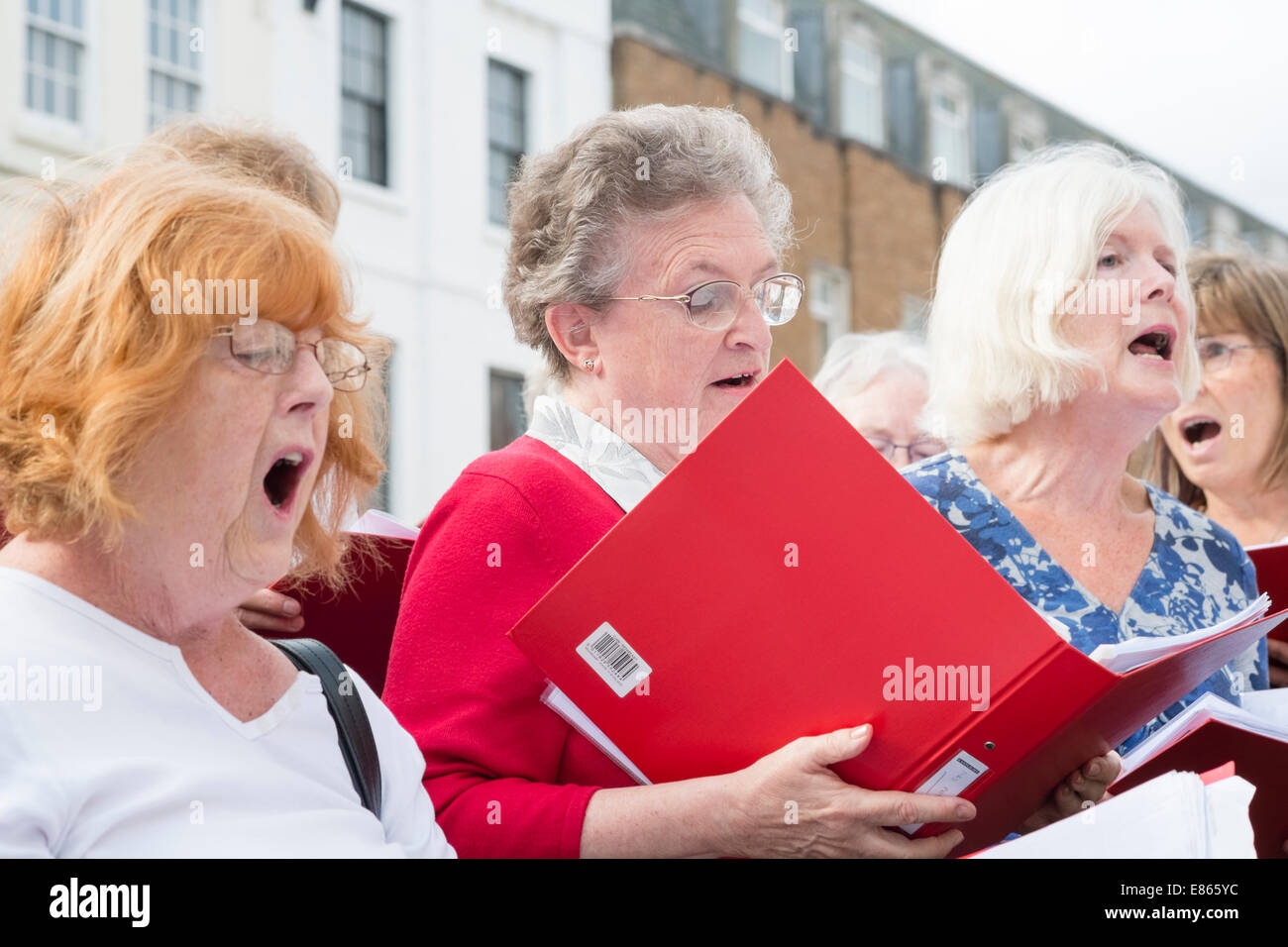 Alte Frauen singen in einem Laienchor, Hereford, Großbritannien. Stockfoto