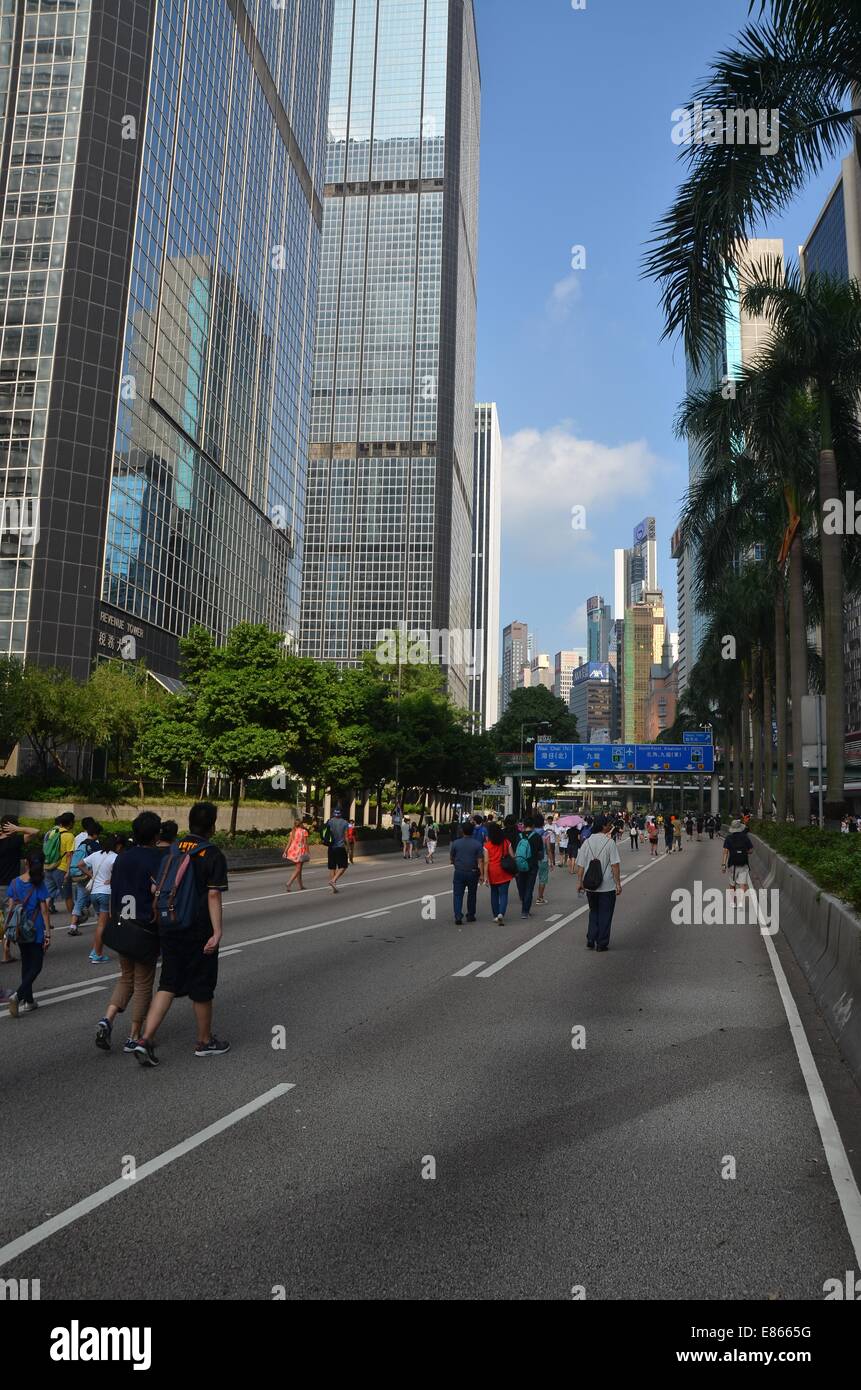 Hong Kong. 1. Oktober 2014. Auf Mittwoch, 1. Oktober 2014, während ein Feiertag anlässlich des 65. Jahrestages der Gründung der Volksrepublik China, ist eine Autobahn von der üblichen Staus geklärt, wie Tausende von jungen Menschen in den vierten Tag der pro-Demokratie-Protest, bekannt als "Occupy Central", blockieren Verkehr auf Hauptstraßen in der Innenstadt von Hongkong zu beteiligen. Die Stimmung ist weiterhin ruhig und gewaltfreie, während drei Tage zuvor, Demonstranten Tränengas und Pfefferspray Polizei in voller Kampfausrüstung konfrontiert. Bildnachweis: Stefan Irvine/Alamy Live-Nachrichten Stockfoto