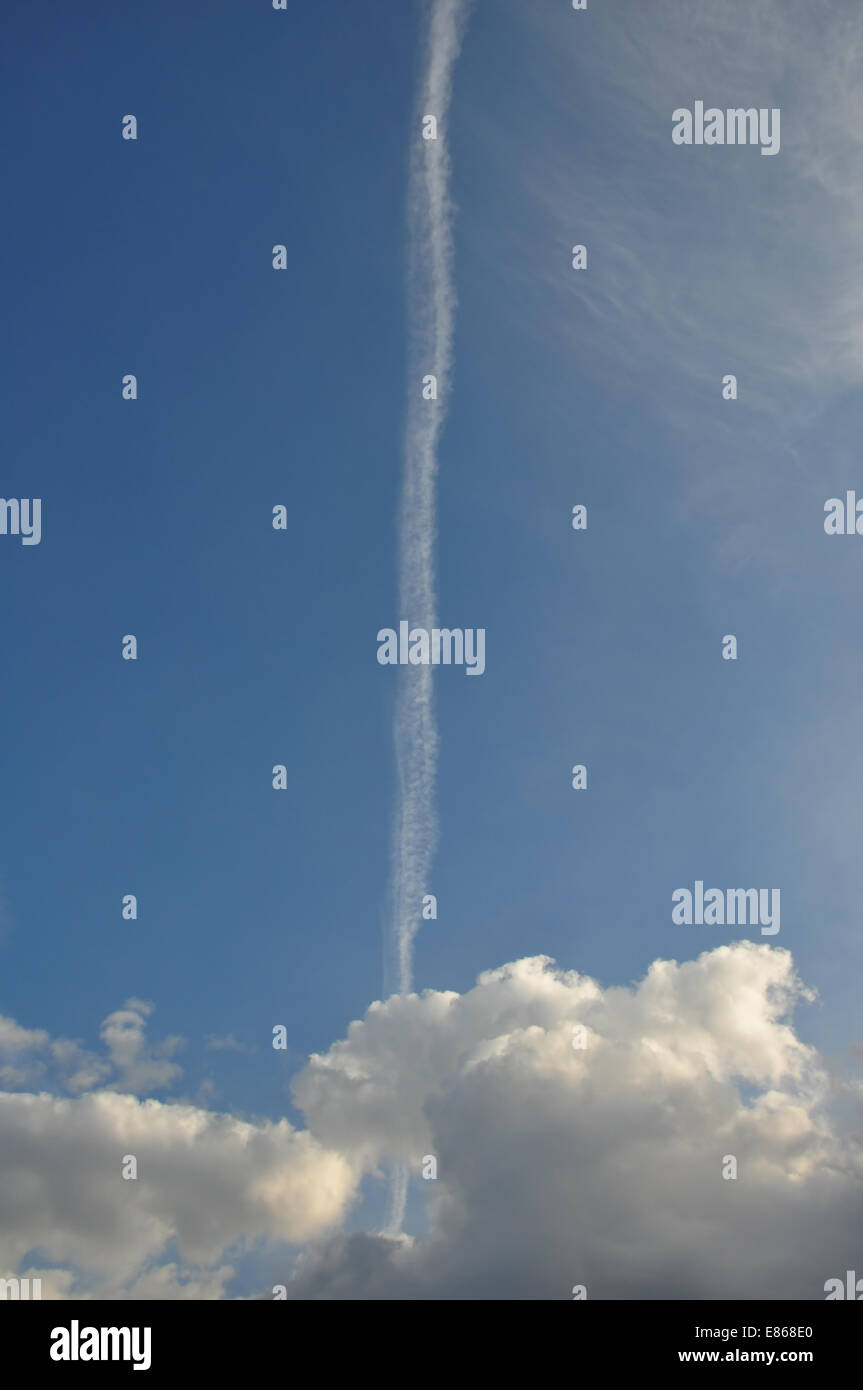 Blauer Himmel Flugzeug Rauch weg und Wolken. Abstrakte Reisen Hintergrund. Stockfoto