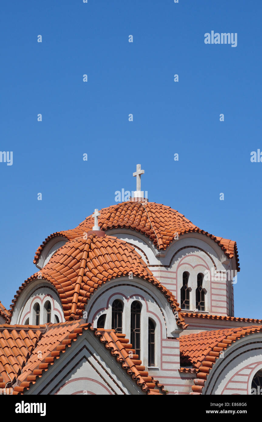 Orthodoxe Kirche außen Detail der Kuppel mit Kreuz und Windows. Stockfoto