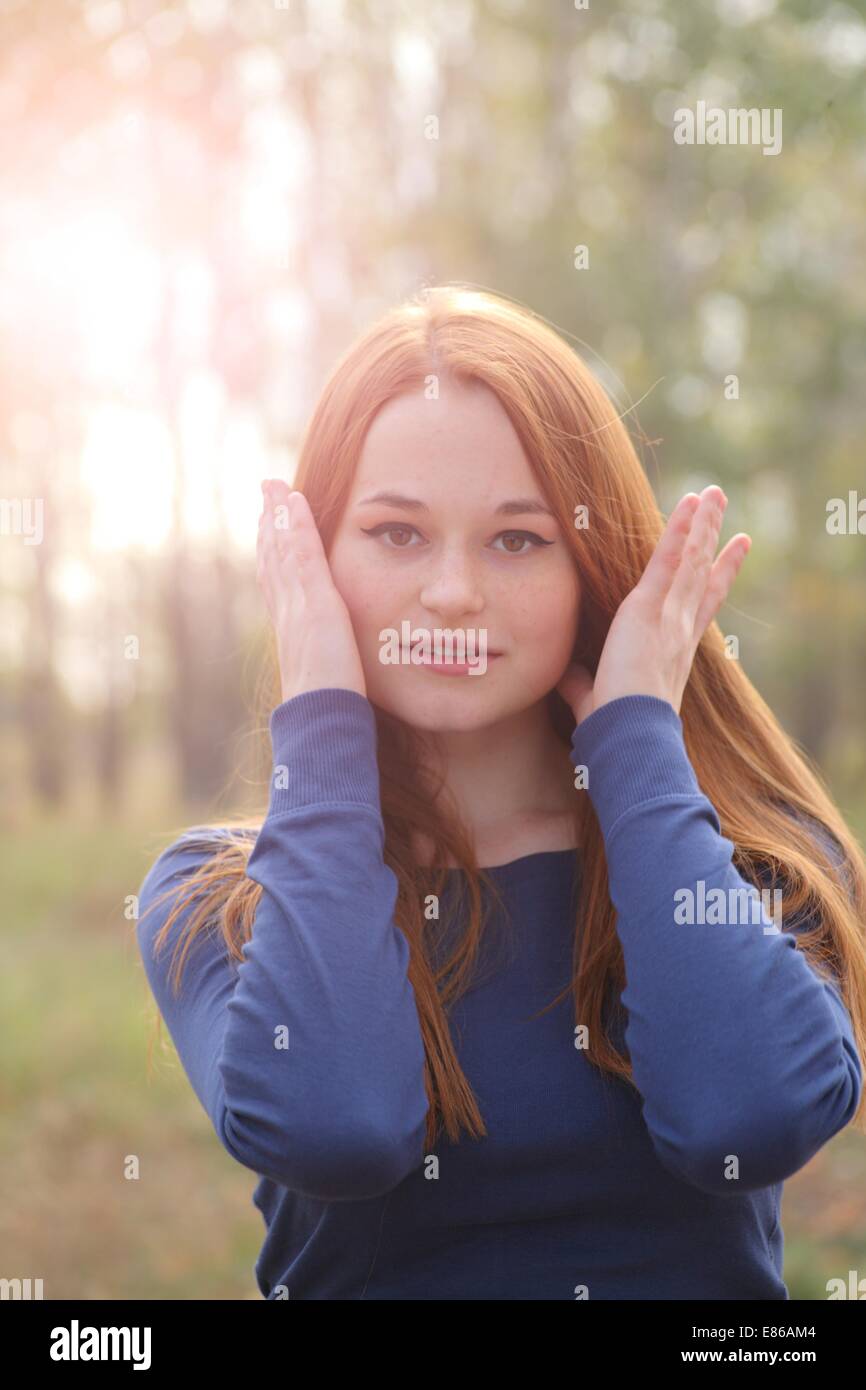 Natürliche schöne rothaarige Mädchen Kopf und Schultern erschossen im freien Stockfoto