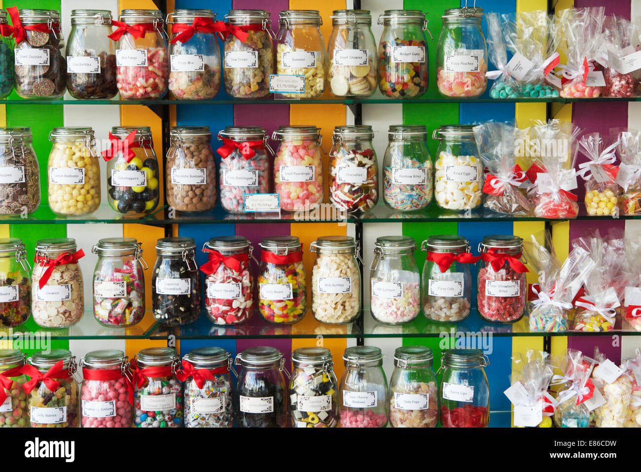 Pick und Mix: Gläser von altmodisch traditionelle britische Süßigkeiten süß, London, England, UK. Candy Jar. Stockfoto