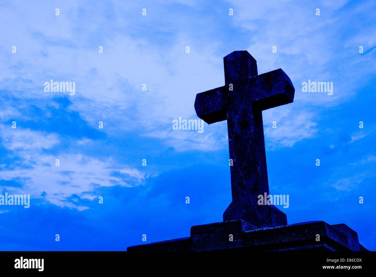 Detail der Kreuz am blauen Himmel Stockfoto
