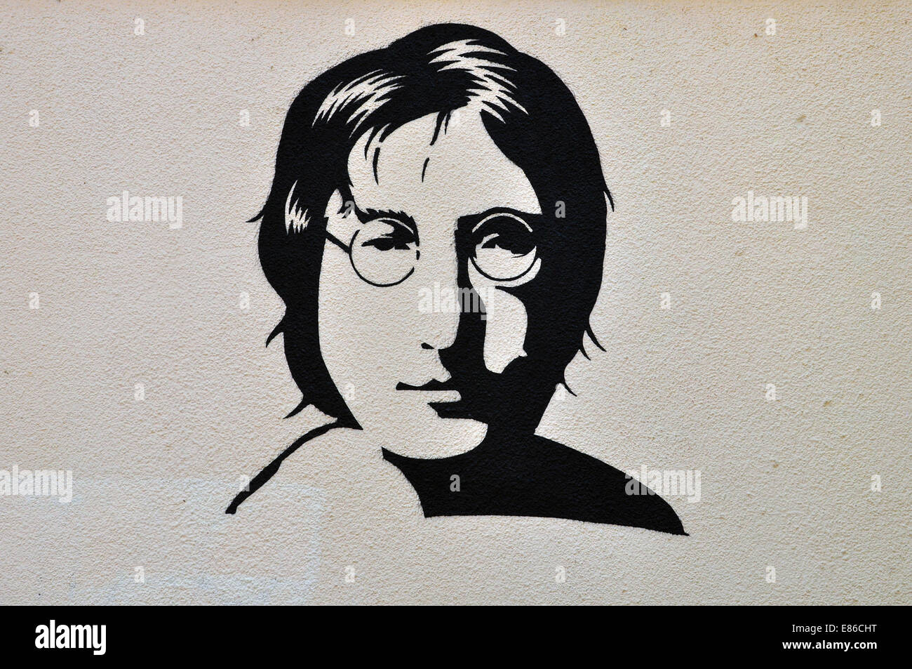 John Lennon Schablone Graffiti urban Porträtkunst auf strukturierte Wand. Stockfoto