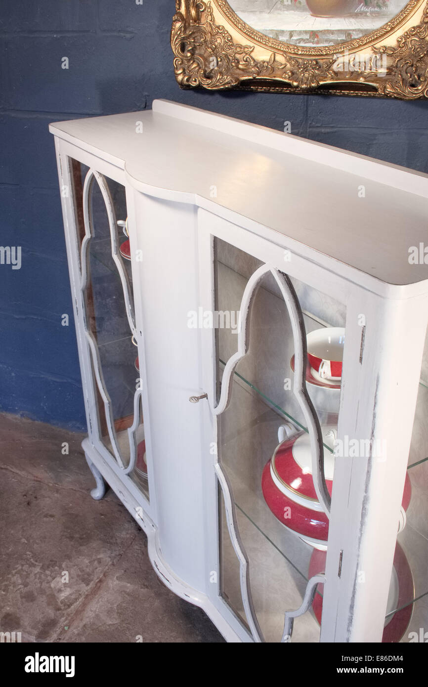 Shabby chic Vitrinenschrank display Stockfoto