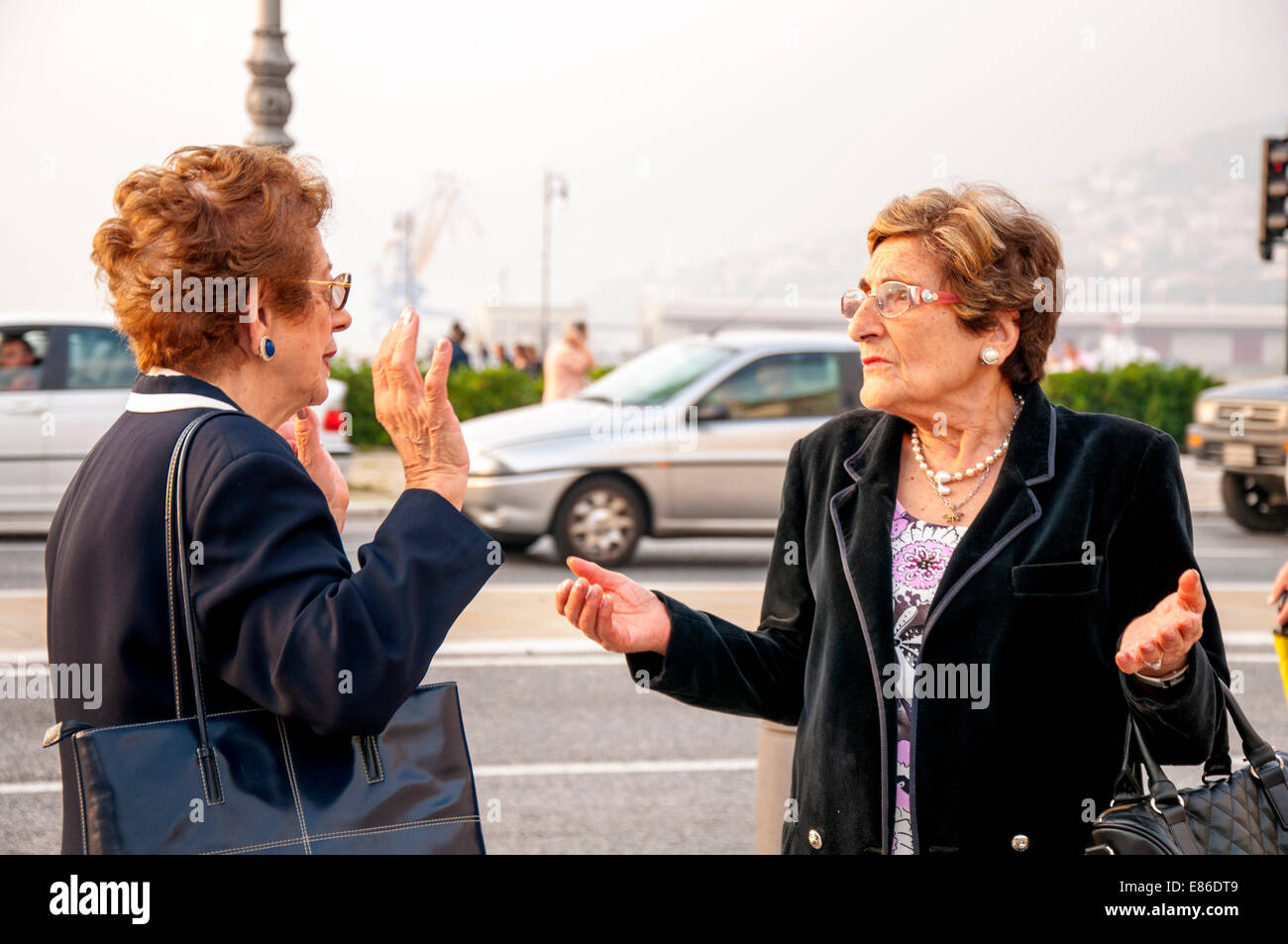 Italienische Frauen gestikulieren im Gespräch Stockfoto
