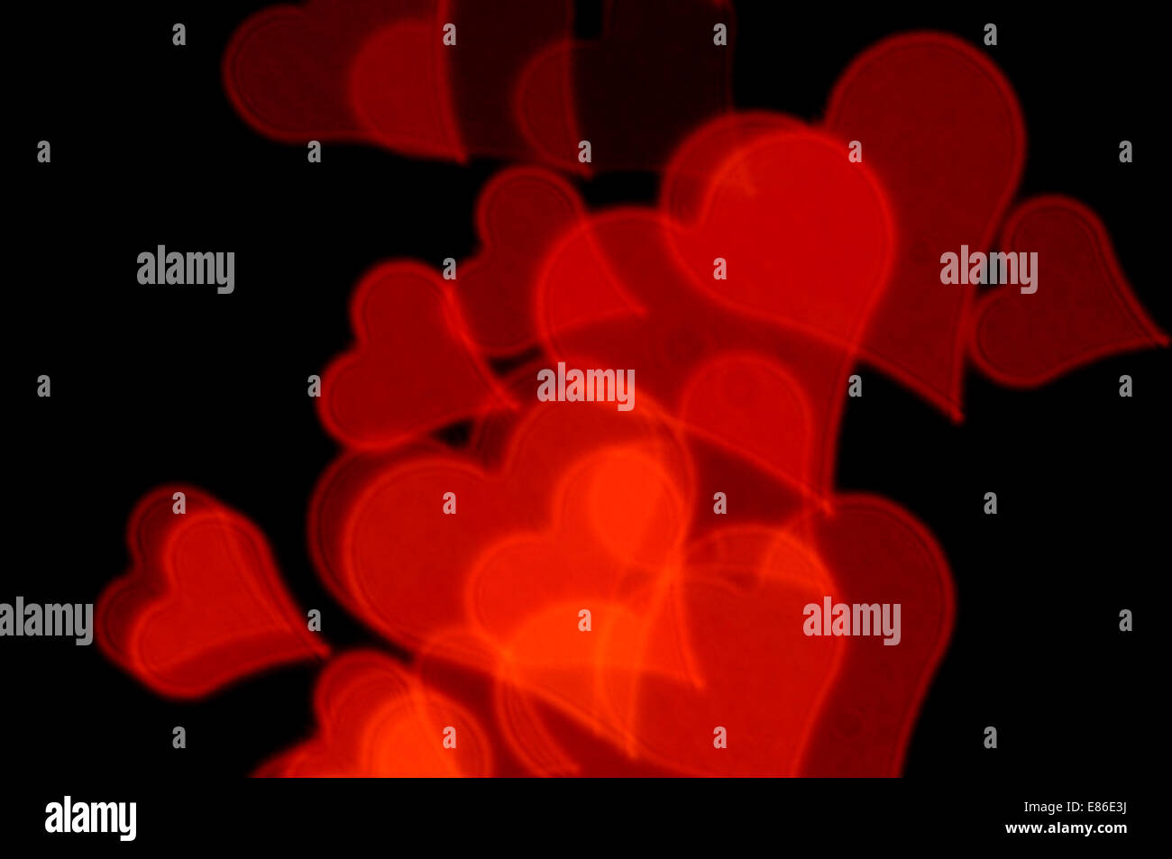 Romantische rote Herzen auf schwarzem Hintergrund. Abstrakte Liebe Hintergrund. Stockfoto