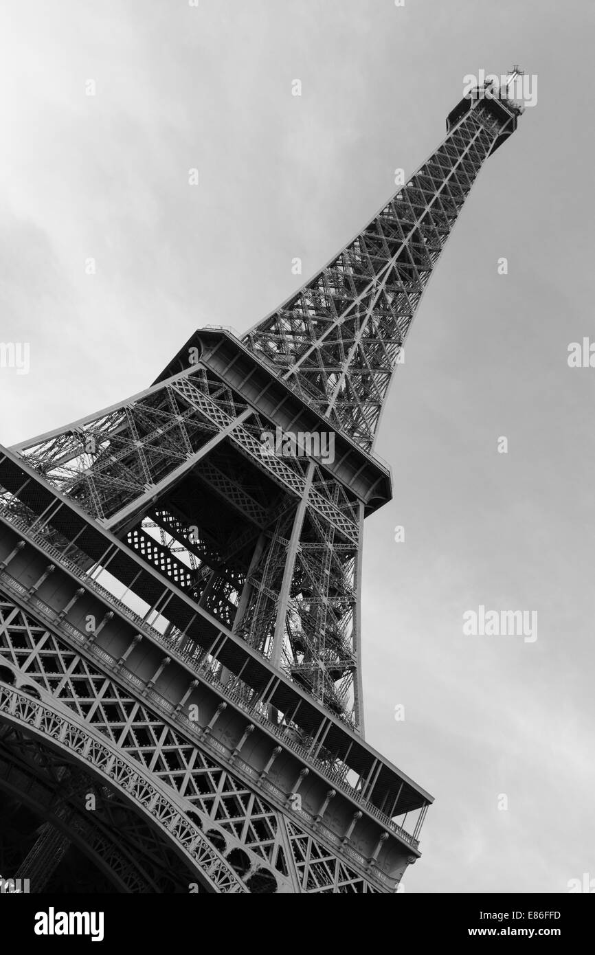 Niedrige Blick auf den Eiffel Turm schwarz und weiß Stockfoto