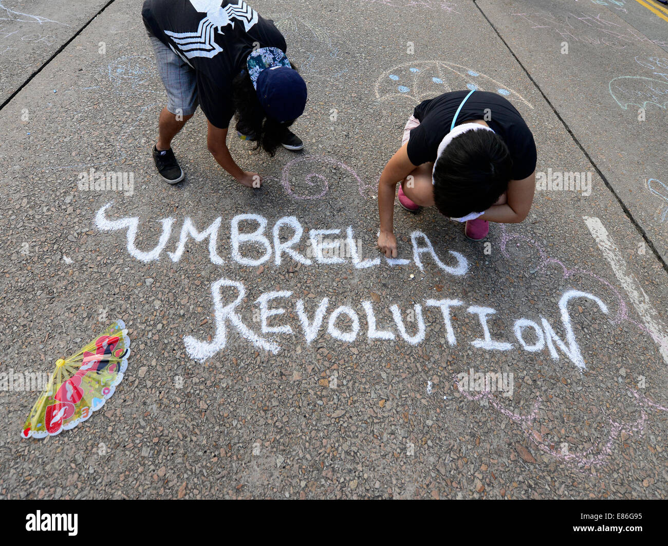 Hong Kong, China. 1. Oktober 2014. Pro-demokratische Demonstranten blockieren Hauptstraßen in Admiralty, Central District, als Teil der Hong Kong ZivilMissachtung Bewegung, bezeichnet als die Regenschirm-Revolution Credit: Boaz Rottem/Alamy Live News Stockfoto