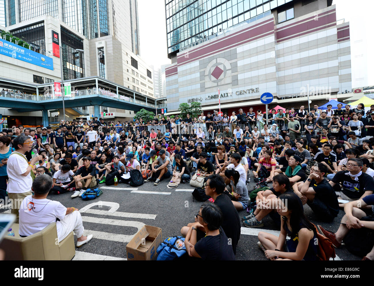 Hong Kong, China. 1. Oktober 2014. Pro-demokratische Demonstranten blockieren Hauptstraßen in Admiralty, Central District, als Teil der Hong Kong ZivilMissachtung Bewegung, bezeichnet als die Regenschirm-Revolution Credit: Boaz Rottem/Alamy Live News Stockfoto