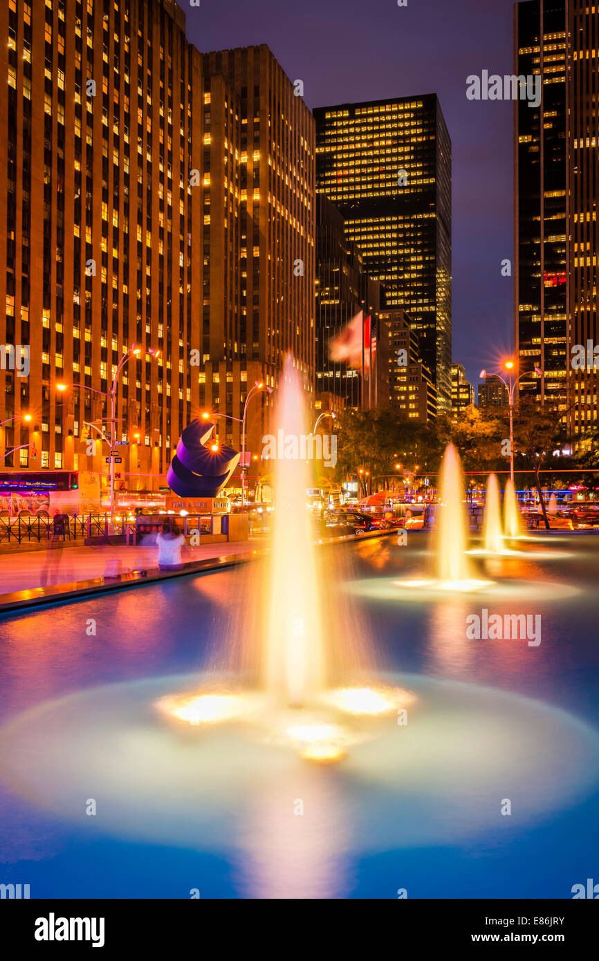 Beleuchteten Brunnen auf der Avenue of the Americas in Midtown Manhattan, New York City - USA. Stockfoto