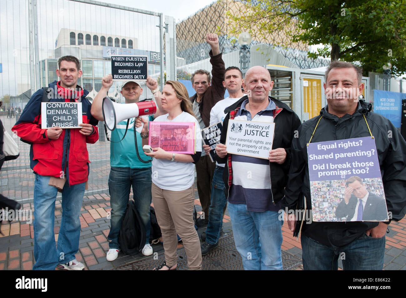 Birmingham, West Midlands, UK. 1. Oktober 2014. Kellie Cottamand Fans protestieren gegen Zwangsadoption Delgates Tagungsort nach David Camerons Rede am letzten Tag der Parteitag der konservativen verlassen. Graham M. Lawrence/Alamy Live-Nachrichten. Stockfoto