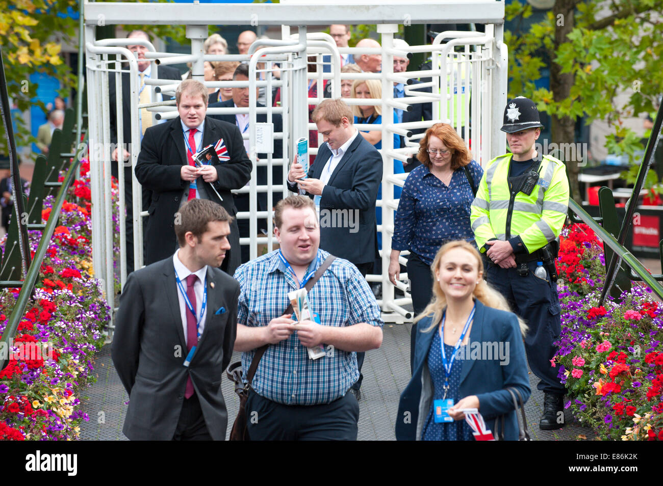 Birmingham, West Midlands, UK. 1. Oktober 2014. Verlassen den Tagungsort nach David Camerons Rede am letzten Tag der Parteitag der konservativen Delgates gelten. Graham M. Lawrence/Alamy Live-Nachrichten. Stockfoto