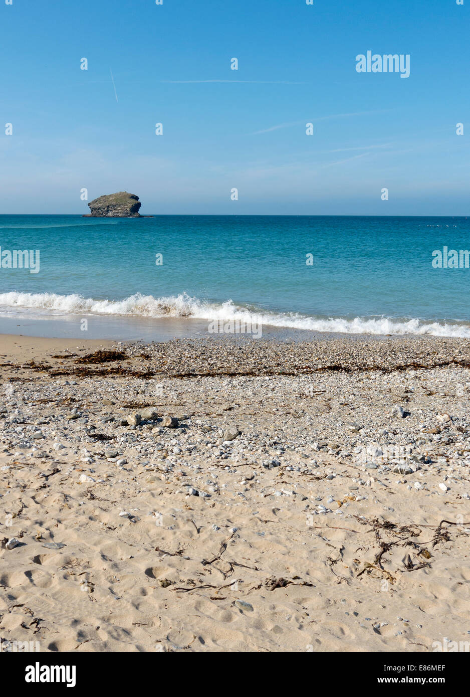 Portreath Sandstrand Küste und Gull Rock, Cornwall England. Stockfoto