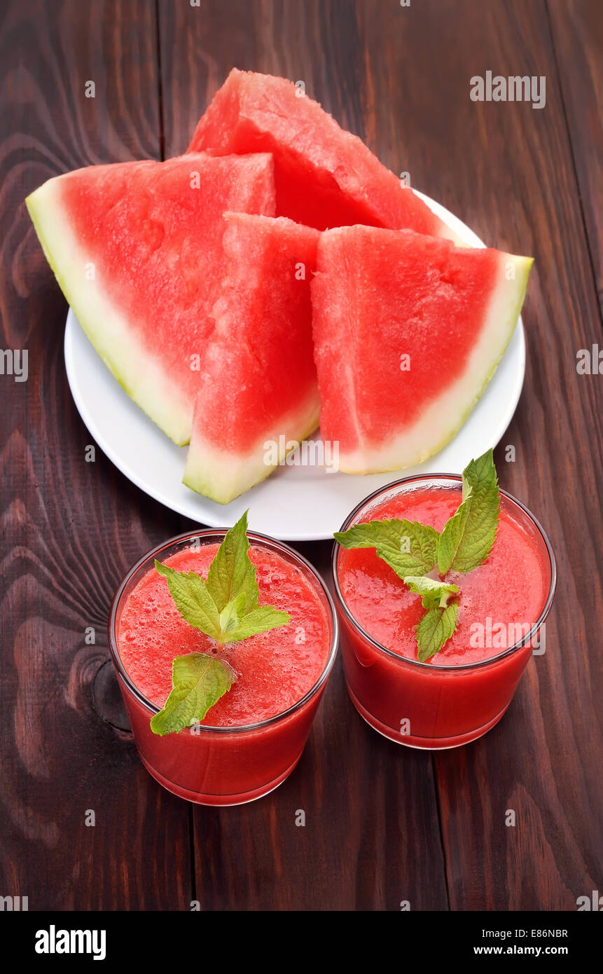 Wassermelone mit Minze im Glas und Scheiben auf Holztisch cocktail Stockfoto