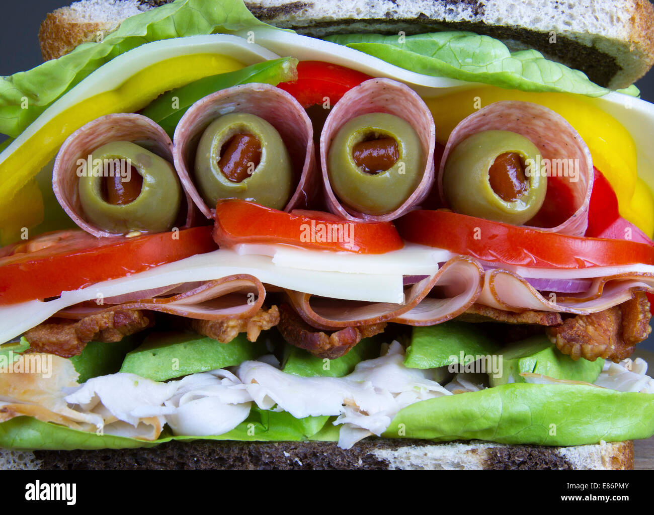 Die ultimative Sandwiches schichtweise Fleisch, Käse und Gemüse Stockfoto