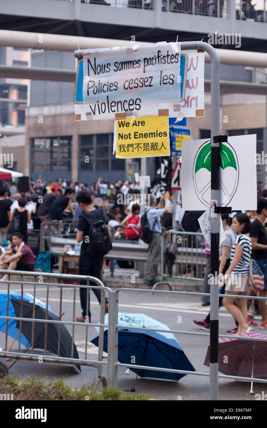 Hong Kong. 30. September 2014. Anzeichen, die auf Französisch geschrieben, in der Nähe von Englisch und Chinesisch das Parlamentsgebäude.  Proteste gegen die Entscheidung von Peking, Hong Kong Wähler, Wahl der Kandidaten für Chief Executive in 2017 Wahlen von genehmigten Liste der Kandidaten, sondern als eine offene Liste anzubieten. Bildnachweis: SCWLee/Alamy Live-Nachrichten Stockfoto