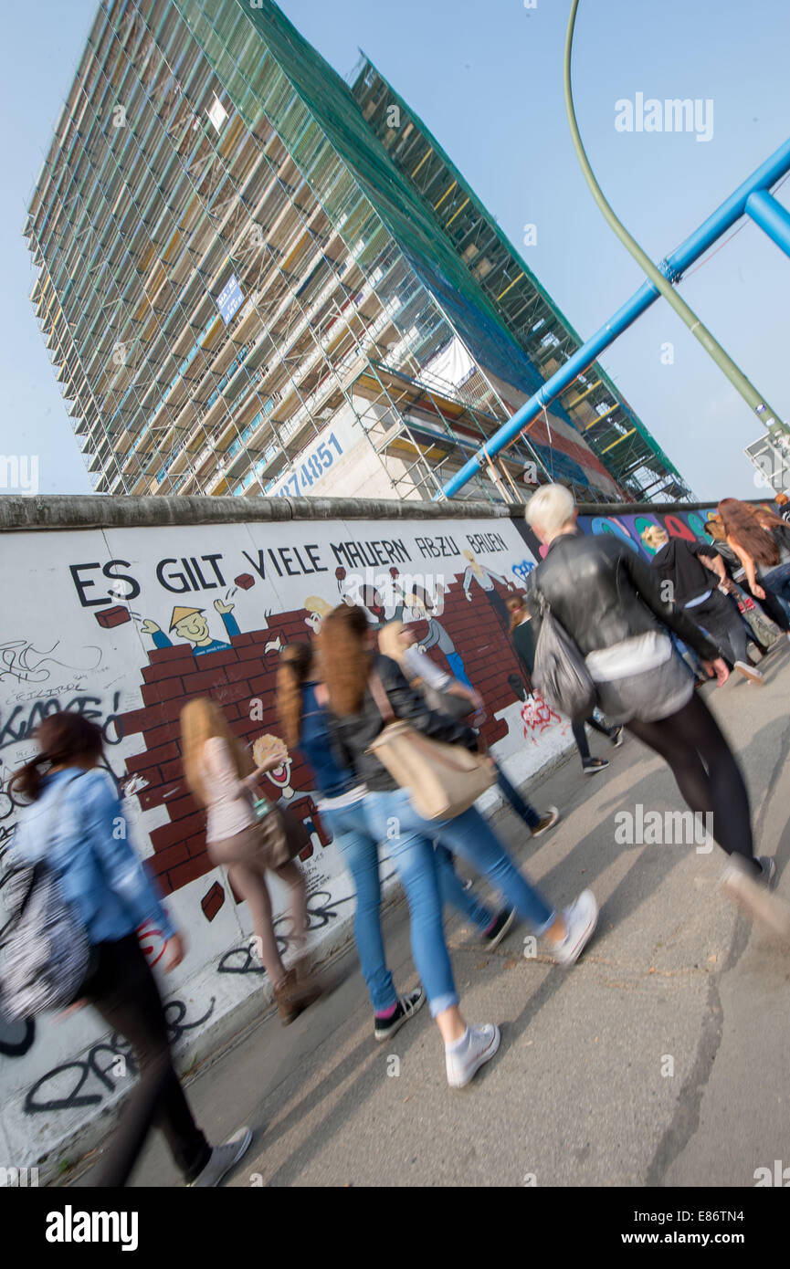Touristen stehen am "Checkpoint Charlie", dem ehemaligen Alliierten Checkpoint an der Kreuzung Friedrichstraße in Berlin, Deutschland, 1. Oktober 2014. In diesem Jahr feiert die Stadt den 25. Jahrestag des Falles der Berliner Mauer. Foto: TIM BRAKEMEIER/dpa Stockfoto