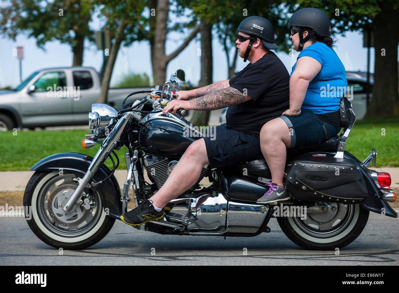 Ein Motorradfahrer fährt eine Harley Davidson entlang der Strandpromenade in Plymouth, Massachusetts - USA. Stockfoto