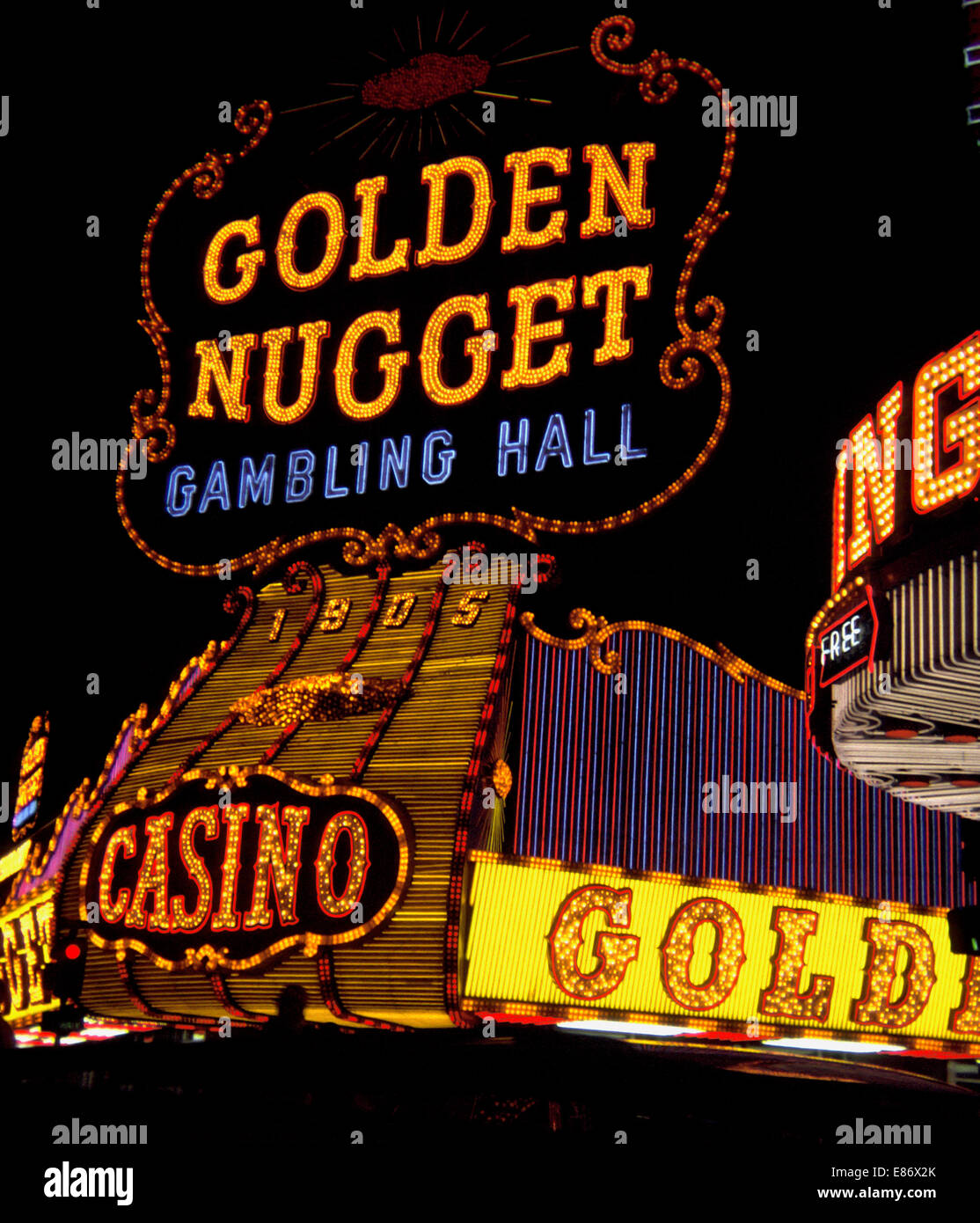 Dieser historische Leuchtreklame auf das Golden Nugget, eines der ältesten Casinos in Las Vegas, Nevada, USA, wurde im Jahr 1984 ersetzt als auch größere Renovierungen an die berühmte Fremont Street-Eigenschaft gebildet wurden, die seine ursprüngliche Spielhalle im Jahr 1946 eröffnet. Heute ist das größte Casino and Resort in der Innenstadt von Las Vegas und verfügt über mehr als 2.400 Zimmern.  Fotografiert in der Nacht im Jahr 1968. Stockfoto
