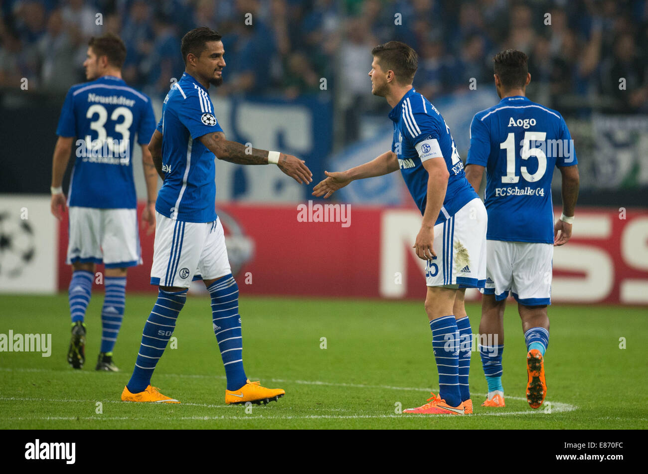 Schalke Klaas-Jan Huntelaar (2. r) jubelt mit Kevin-Prince Boateng (2. l), Dennis Aogo (R) und Roman Neustaedter während der Fußball-Champions League-Gruppe G-match zwischen FC Schalke 04 und NK Maribor Stadium Gelsenkirchen in Gelsenkirchen (Nordrhein-Westfalen), Deutschland, 30. September 2014. Foto: Bernd Thissen/dpa Stockfoto