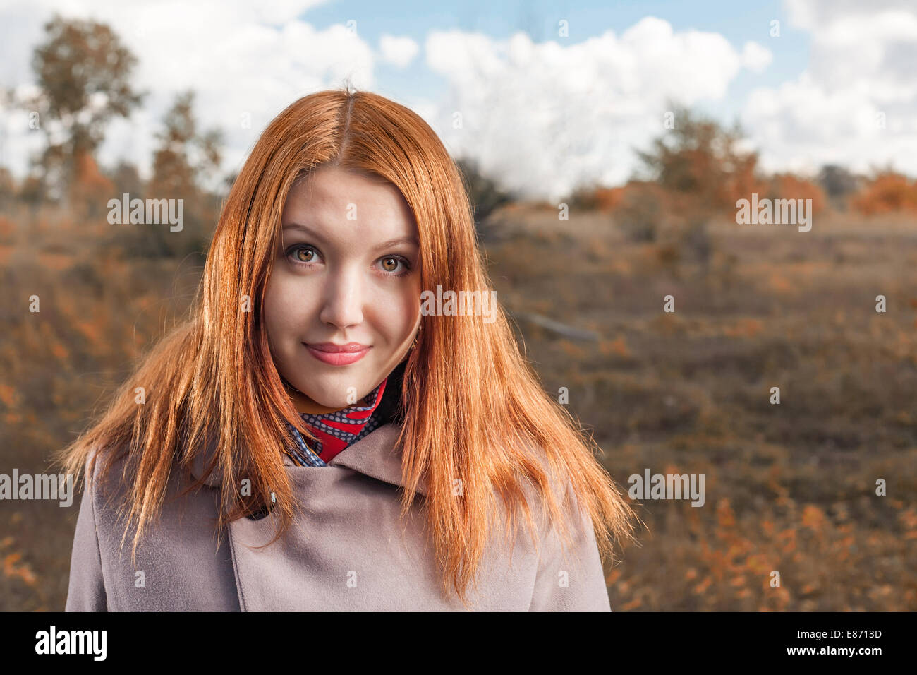 Karotte-Top Frauen Kopf und Schultern erschossen, Lächeln und genießen Sie den Herbst Stockfoto