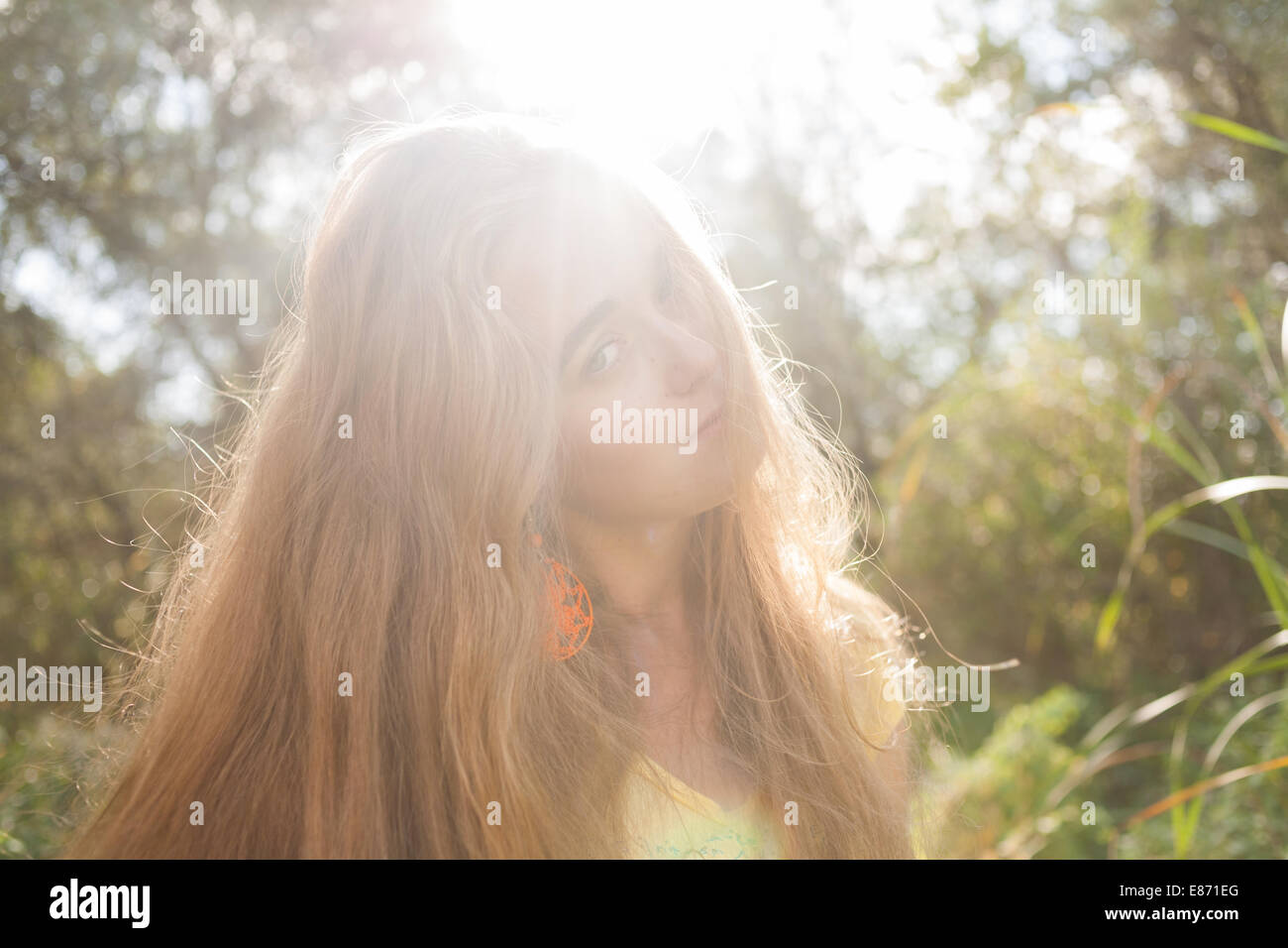 Hinterleuchtete Bild der hübschen Blondine im Freien. Eingefärbte Bild Stockfoto