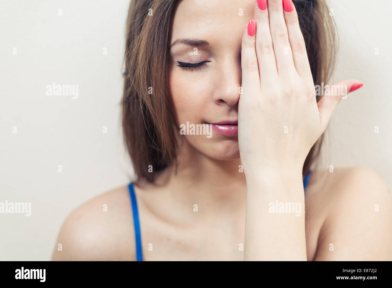 Geschlossenen Augen Frauen verstecken ihre Augen mit der hand den Kopf und Schultern Bild Stockfoto
