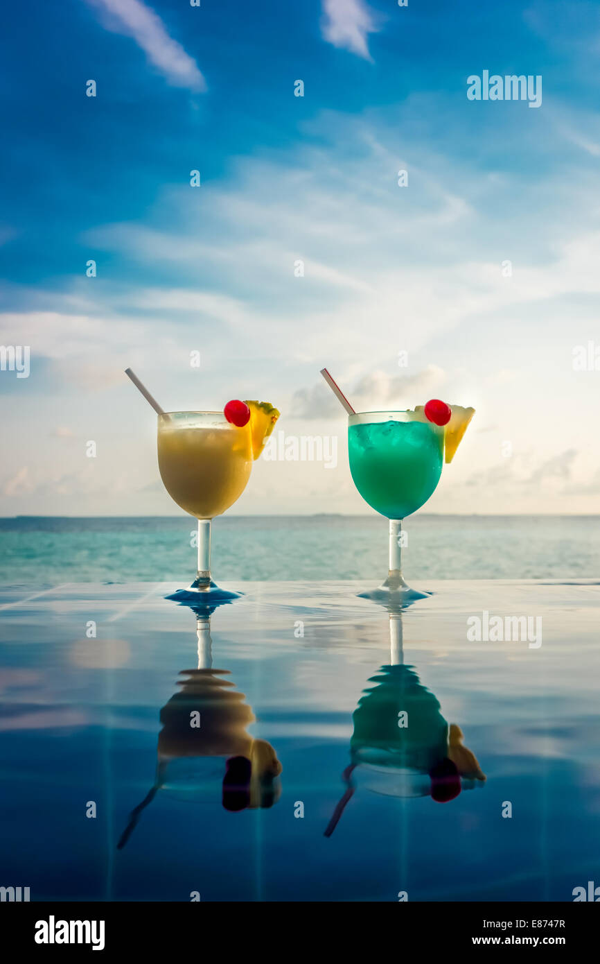 Cocktail am Pool auf dem Hintergrund des Indischen Ozeans, Malediven. Stockfoto