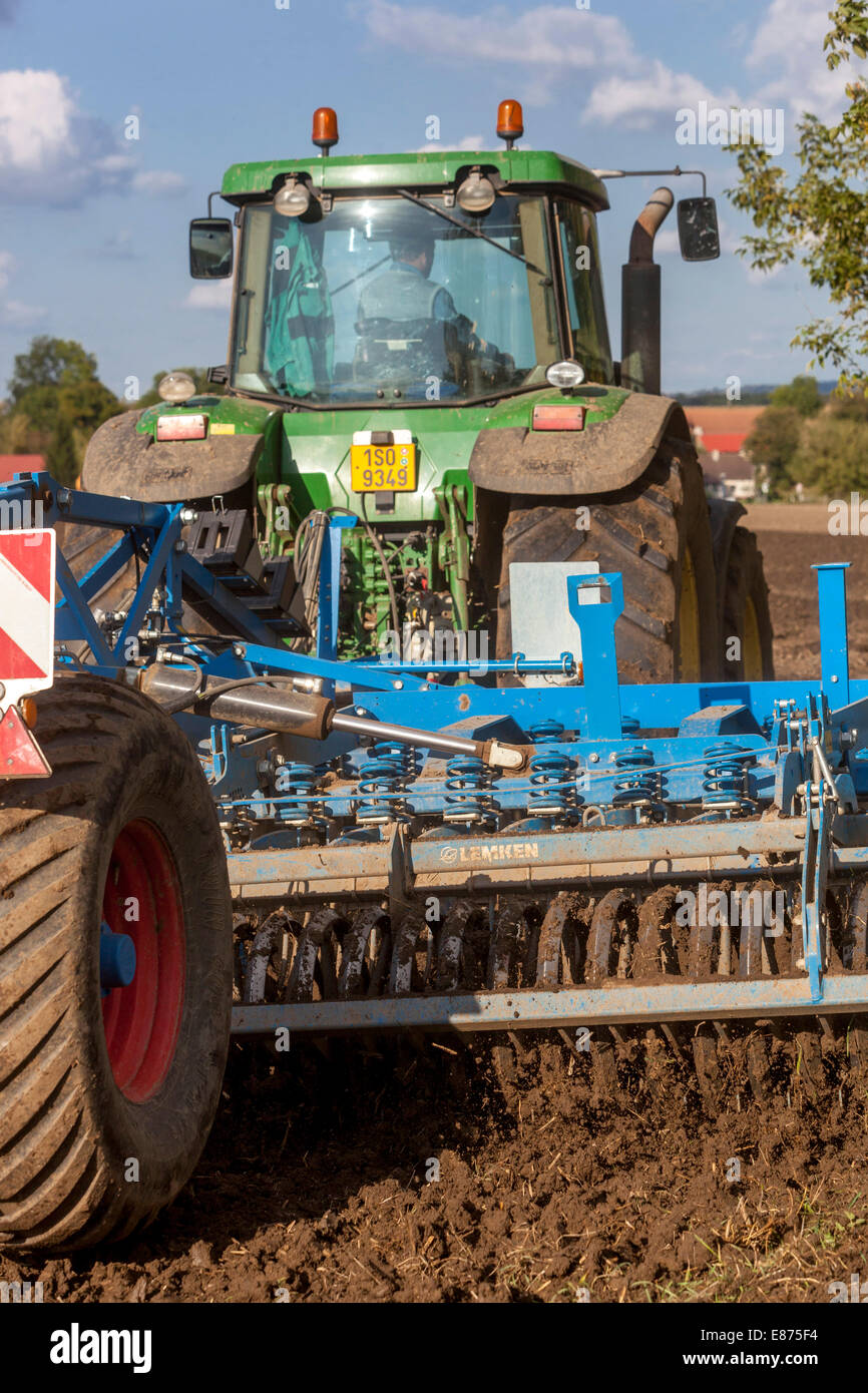 Agro-Technische Herbstarbeiten, Traktorpflügerfeld, Tschechische Republik Landwirt Stockfoto