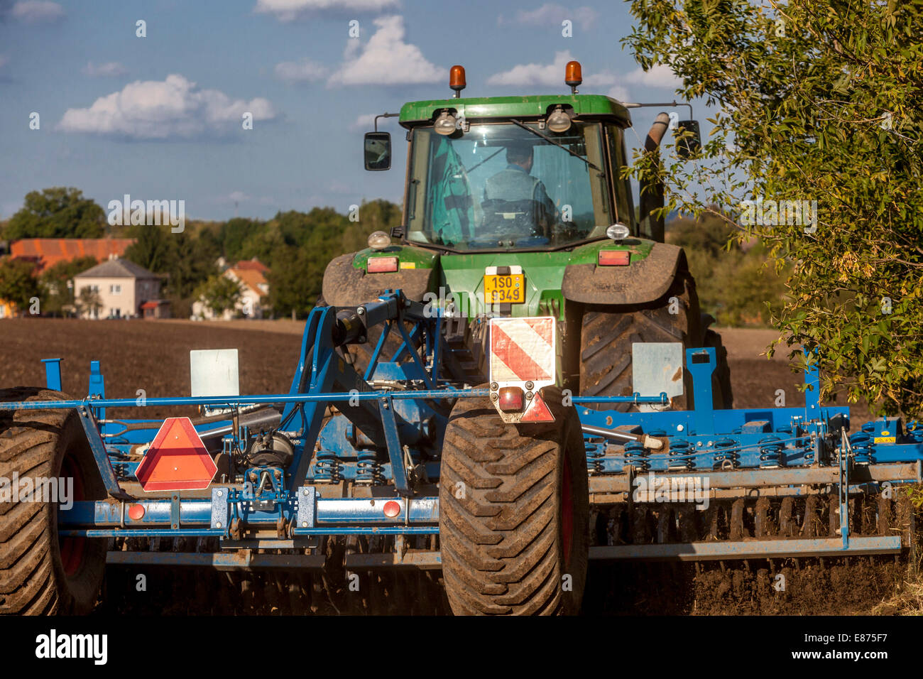 Herbst Agrotechnische Arbeiten, Traktorpflüger, Tschechische Republik Bauer Stockfoto