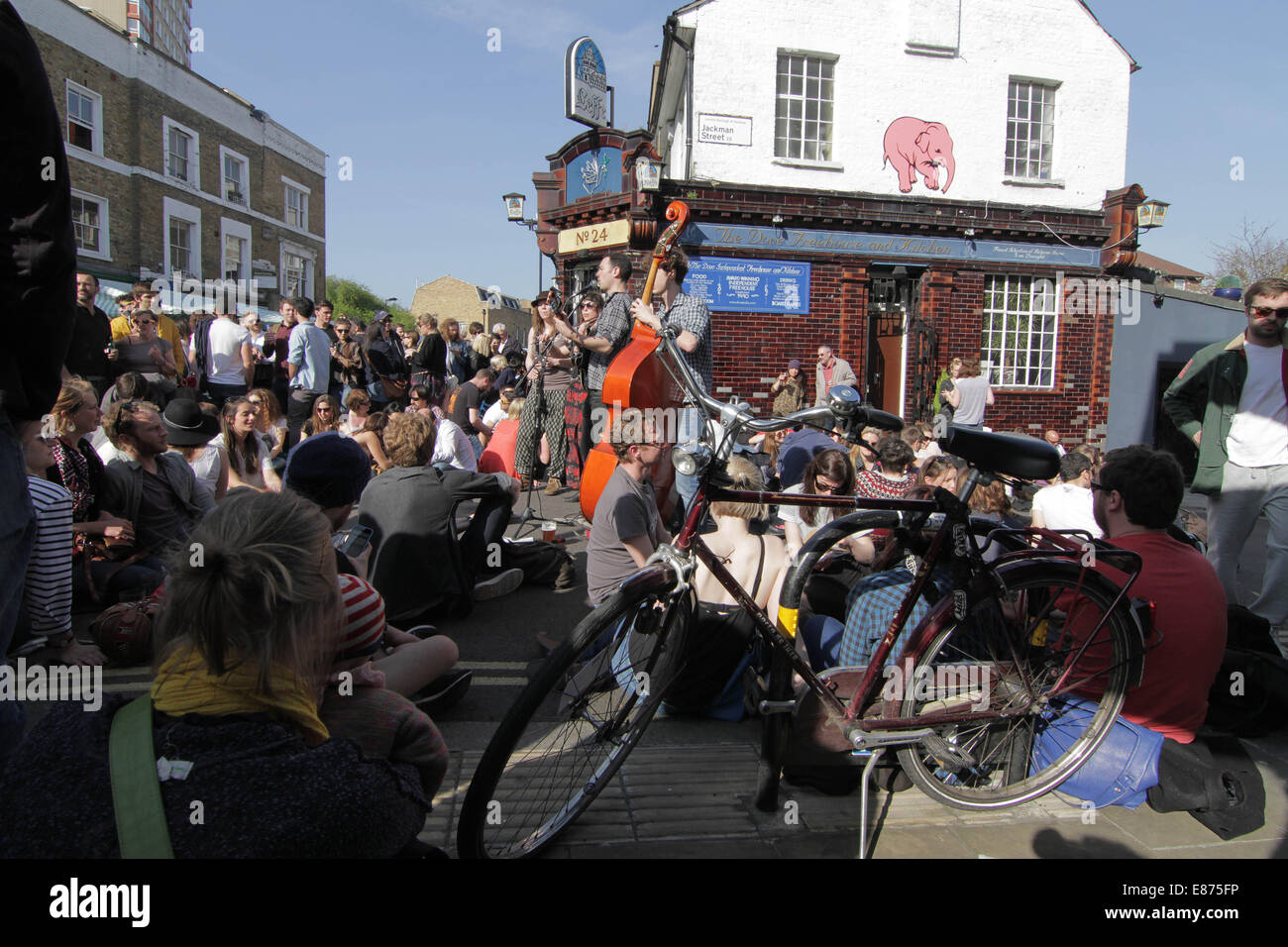 Londoner in Hackney wo die Frühlingssonne geniessen: London, Vereinigtes Königreich bei: 29. März 2014 Stockfoto