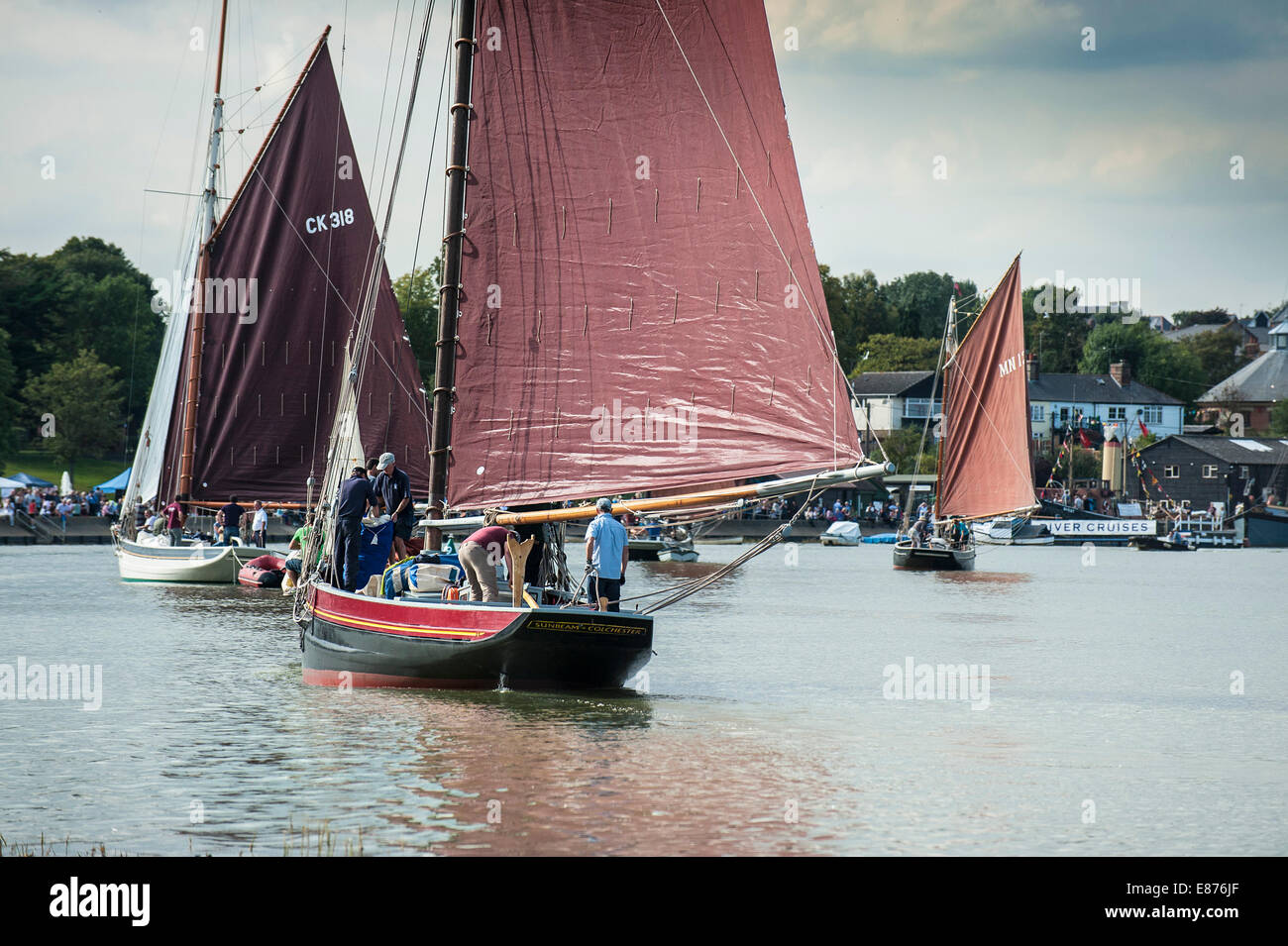 Verschiedene segeln Handwerk in die spektakuläre Parade der Segel an der Regatta Maldon, Essex, teilnehmen. Stockfoto