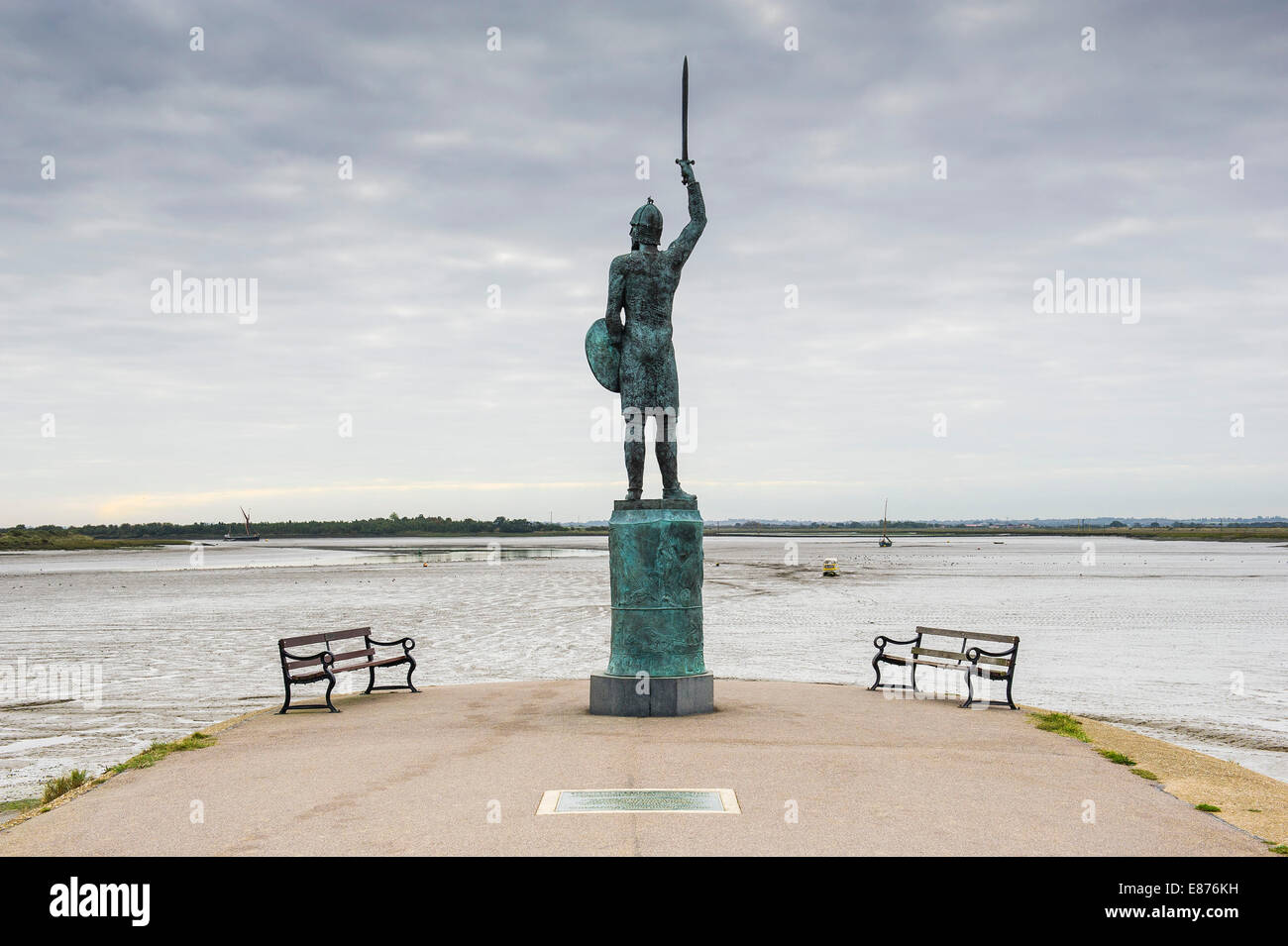 Die Bronzestatue des Bryhtnoth auf der Promenade zu Fuß in Maldon in Essex. Stockfoto