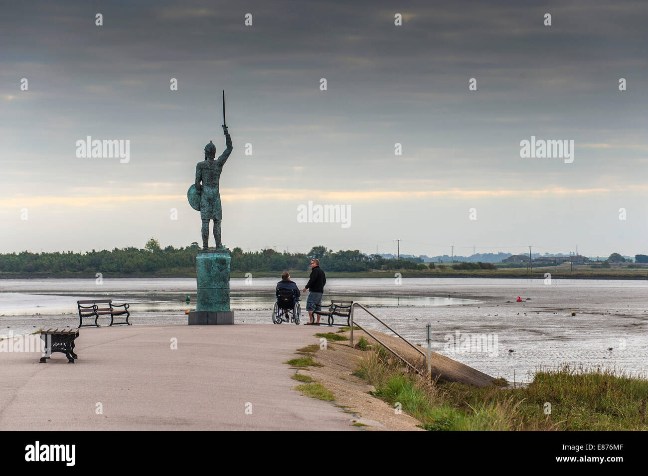 Die Bronzestatue des Bryhtnoth auf der Promenade zu Fuß in Maldon in Essex. Stockfoto