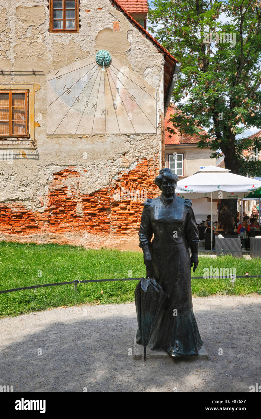 Zagreb, Sonnenuhr und Statue von Marija Jurić Zagorka Stockfoto