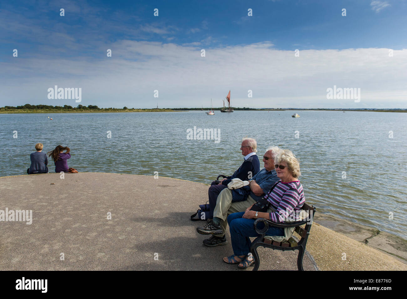 Die Menschen auf der Promenade in Maldon sitzen auf dem Blackwater River in Essex. Stockfoto